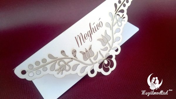Részletesen kidolgozott Matyó népi mintás széthajtható esküvői meghívó.
