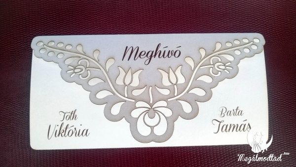 Elegáns széthajtható esküvői meghívó Matyó népi motívumokkal.