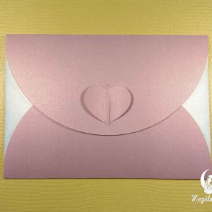 Kinyitható lézervágott esküvői meghívó szív alakú záró füllel, belül virág mintás díszítéssel és kétoldalas nyomtatással.