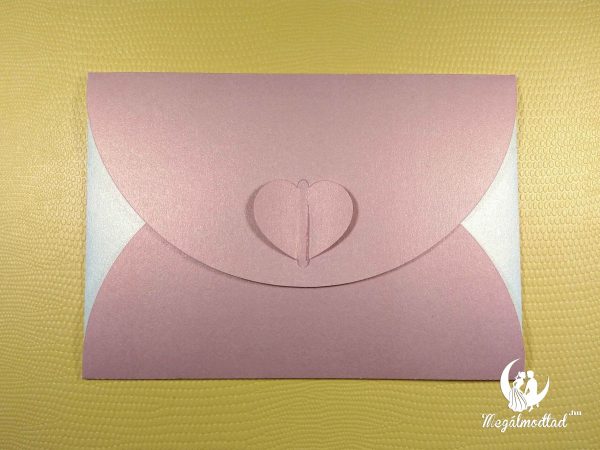 Kinyitható lézervágott esküvői meghívó szív alakú záró füllel, belül virág mintás díszítéssel és kétoldalas nyomtatással.