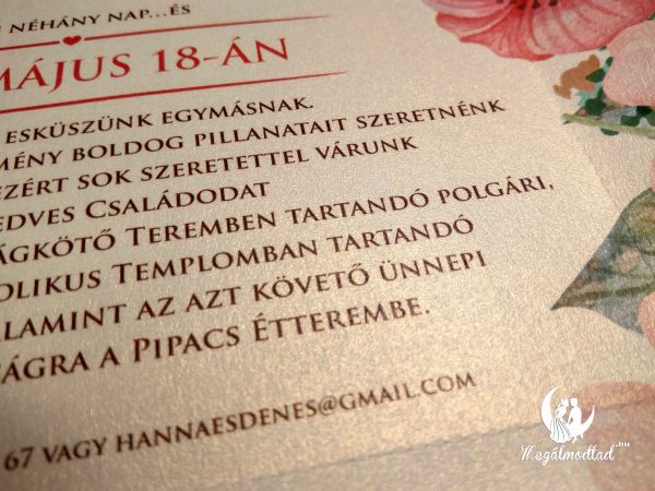 Egyedi tervezésű lézervágott esküvői meghívó, szív alakú füllel, kétoldalas nyomtatással és belül virágos díszítéssel.
