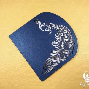 Egyedi tervezésű lézervágott esküvői meghívó elegáns páva motívummal.