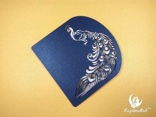 Egyedi tervezésű lézervágott esküvői meghívó elegáns páva motívummal.
