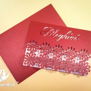 Fölfelé kinyitható lézervágott esküvői meghívó virág sormintával.
