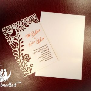 Egylapos esküvői meghívó népmesei motívumokkal, madárral, tulipánnal és rózsával.