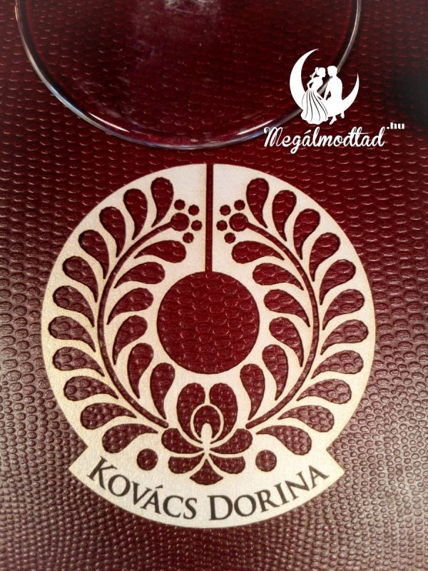 Esküvői ültetőkártya kör alakú lézervágott Matyó motívummal.