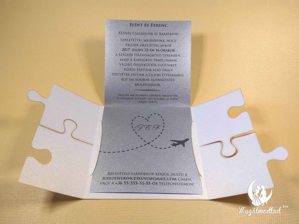Kinyitható lézervágott esküvői meghívó utazás tematikában, pecsétekkel, iránytűvel és repülőgéppel, puzzle mintás külső résszel.