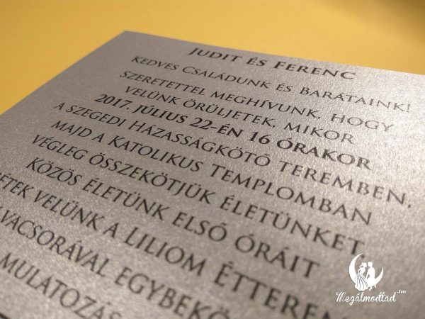 Egyedi tervezésű lézervágott esküvői meghívó utazás tematikában, repülőgéppel, iránytűvel és földrészekkel, puzzle szerűen kinyitható külső résszel.