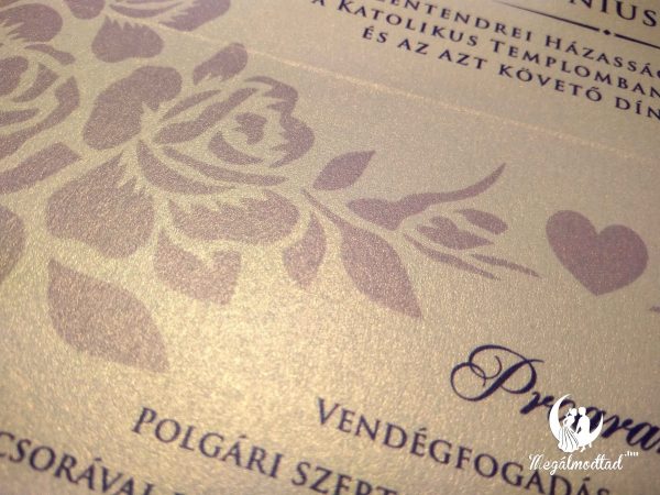 Széthajtható lézervágott esküvői meghívó rózsa- és levélmintával, kontrasztos nyomtatású fedőlappal.