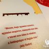 Kinyitható lézervágott esküvői meghívó ifjú pár és autó formákkal, vidám nyomtatással.
