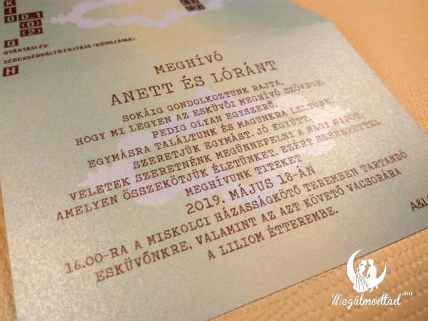 Egyedi esküvői meghívó forgalmi engedély stílusban, személyre szabható adatokkal és dizájnnal.