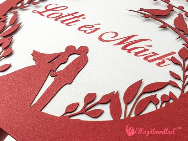 Kinyitható lézervágott esküvői meghívó levelekkel és ifjú párral