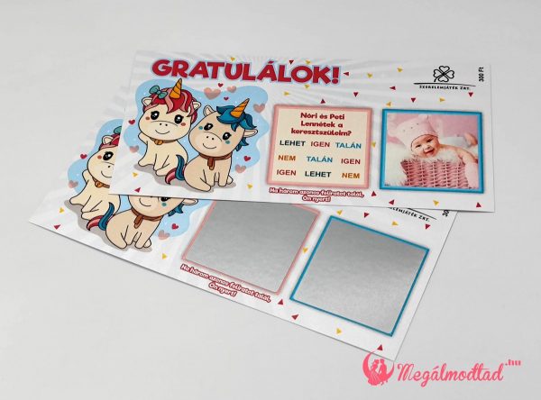 Két színes unikornis díszíti a felkérőt, varázslatos üzenetet rejtve a kaparófelületek alatt.