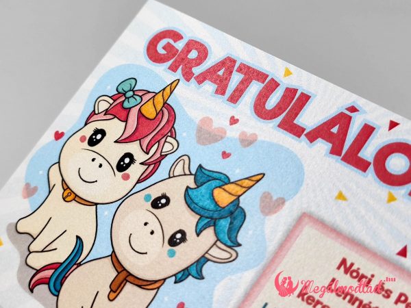 Két színes unikornis díszíti a felkérőt, varázslatos üzenetet rejtve a kaparófelületek alatt.